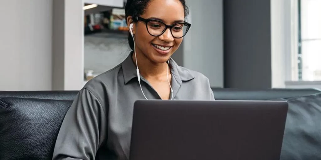 Desafios Legais do Teletrabalho para Empregadores: Análise das responsabilidades legais das empresas no contexto do aumento do trabalho remoto, abordando questões como saúde e segurança do trabalho em casa, jornada de trabalho e uso de ferramentas digitais