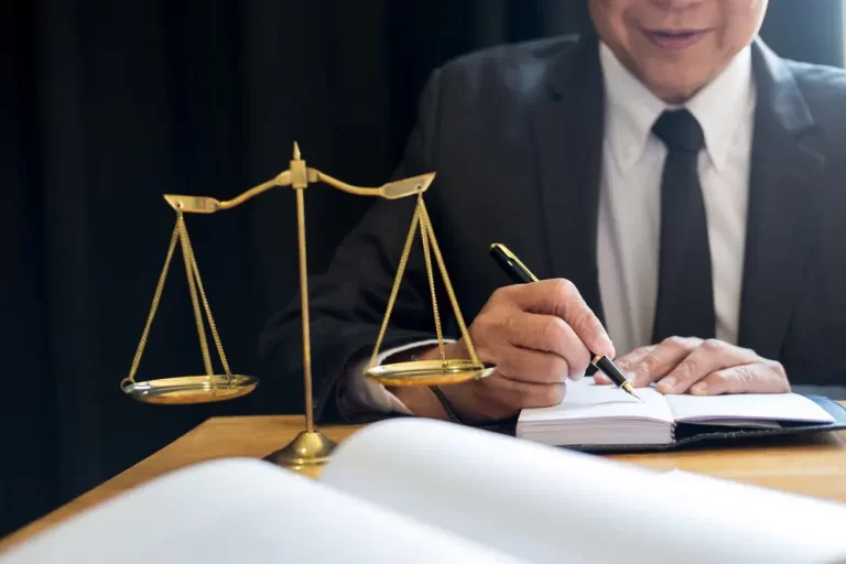 Os Efeitos E Implicações Da Judicialização Abusiva No Sistema Judiciário Brasileiro: Análise Da Dicotomia Entre O Livre Acesso Ao Judiciário E O Abuso De Direito