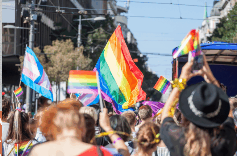 A Invisibilidade Jurídica da População LGBTQIAPN+: entre o Reconhecimento Legal e a Discriminação Cotidiana