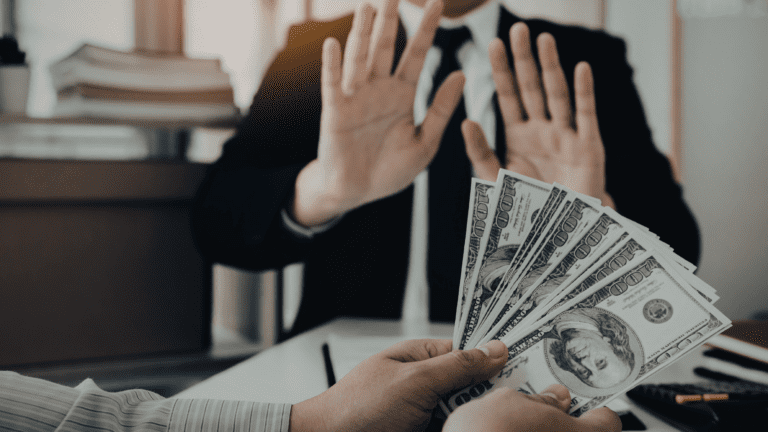 Dano moral por vazamento de dados financeiros: presunção ou necessidade de prova concreta?